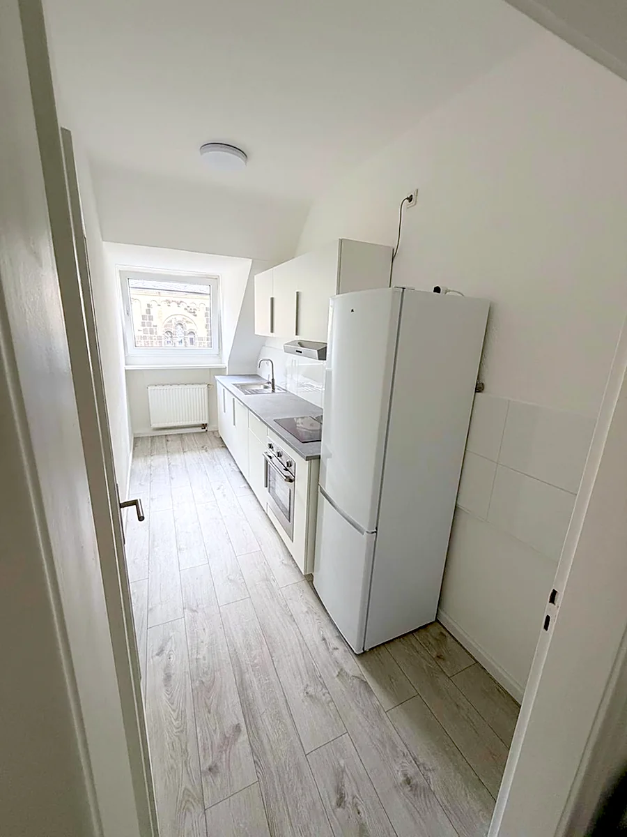 Komplette Küche mit Kühlschrank