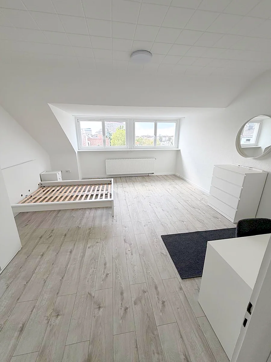 Möbliertes Zimmer unter der Dachschräge
